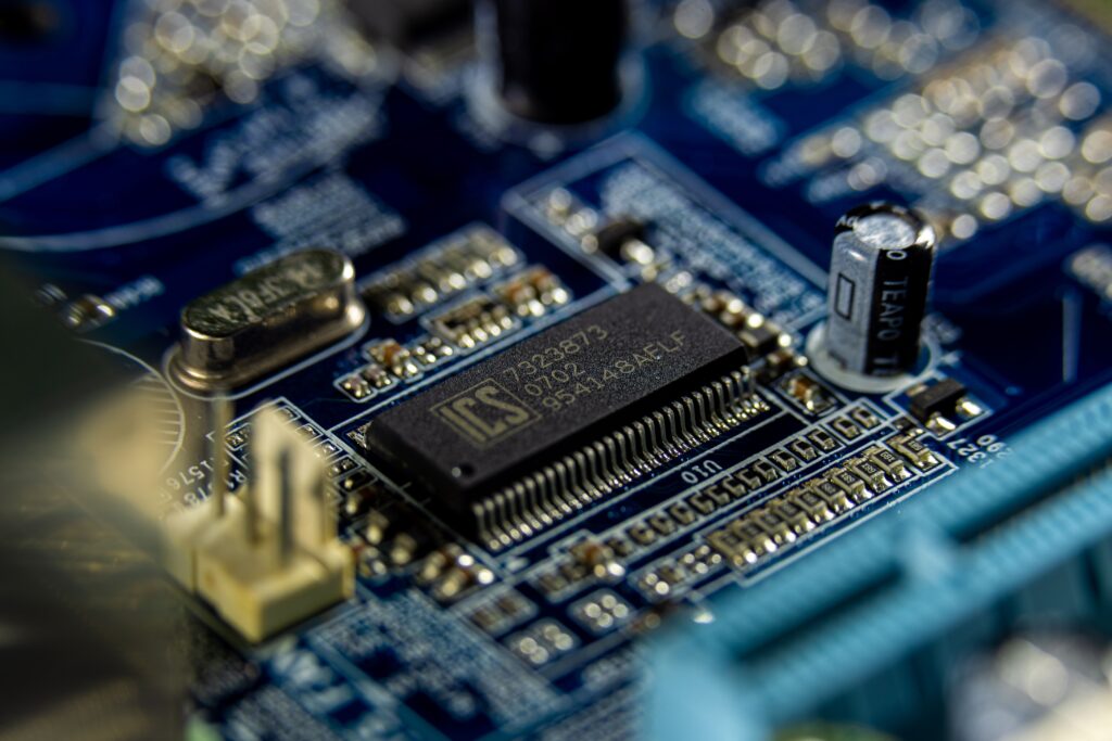 Electrónica y Electricidad para niños Detailed shot of a microprocessor on a blue motherboard showcasing electronic components.